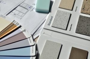 couleurs tendances 2024 avec échantillons de matières et de couleurs, et plan au fond