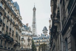 chetoi renovation toulouse dans la rue de Paris avec bâtiments parisiens autour et Tour Eiffel qui dépasse des bâtiments.