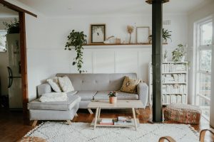 chetoi rénovation toulouse salon chaleureux avec partie rustique en bois et plusieurs plantes dans la pièce, qui rendent l'espace convivial.