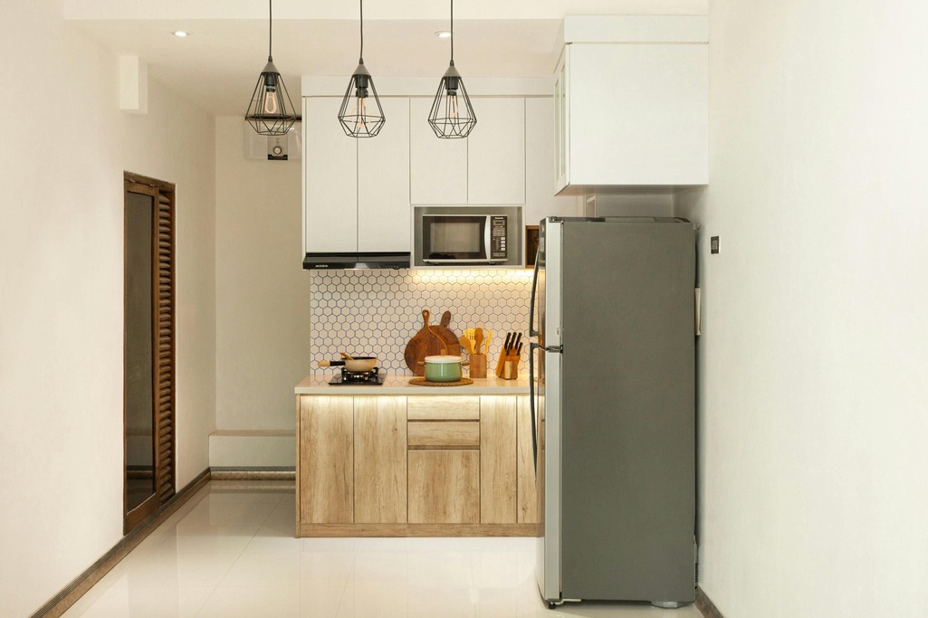 chetoi renovation toulouse cuisine épuré et moderne avec plan de travail en bois et électroménagers.