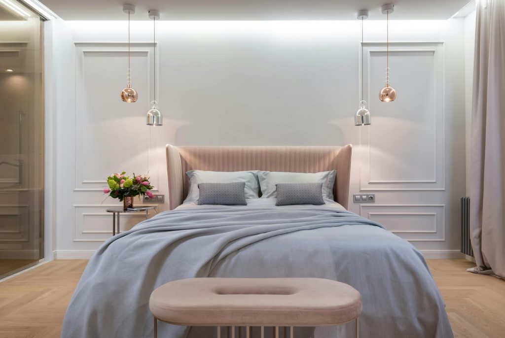 chetoi rénovation toulouse chambre moderne et blanche avec couleur rose tendance et luminaires chrome.