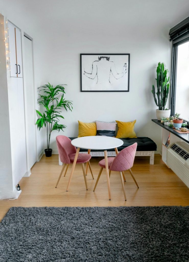 chetoi rénovation toulouse appartement avec petit salon détente colorée avec mobilier tendance et tapis gris aussi tendance.