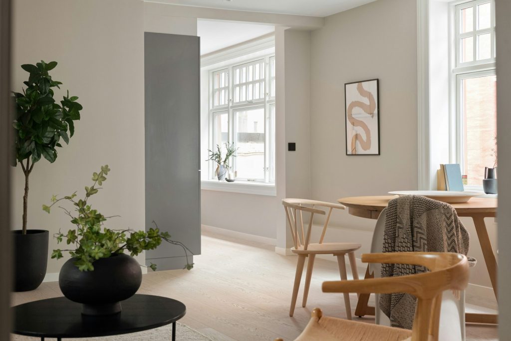 chetoi salon après travaux et aides perçues, résultat épuré et minimaliste, mais moderne avec parquet, et mur gris clair.