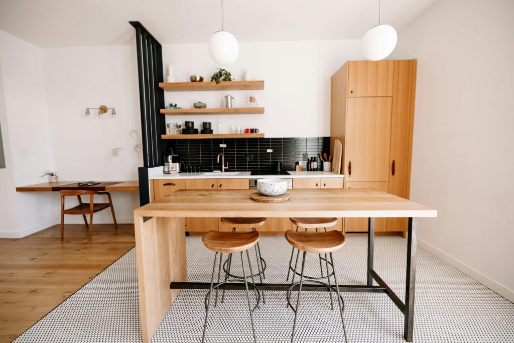 chetoi rénovation toulouse nouvelle cuisine en suivant les tendances 2025, cuisine ouverte sur toute la partie commune, en bois avec petite verrière pour séparer du coin bureau.