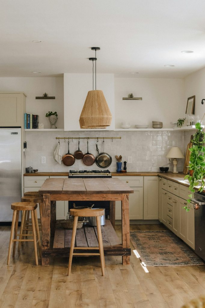 chetoi rénovation toulouse avec nouvelle cuisine tendances 2025, naturelle et massive, avec du bois jusqu'au plan de travail. Cuisine authentique et chaleureuse.