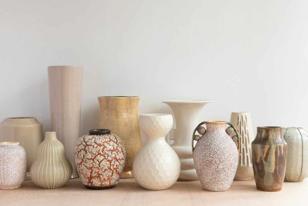 chetoi rénovation toulouse, table avec plusieurs pots de poterie originaux et très tendances, de différentes formes et couleurs.