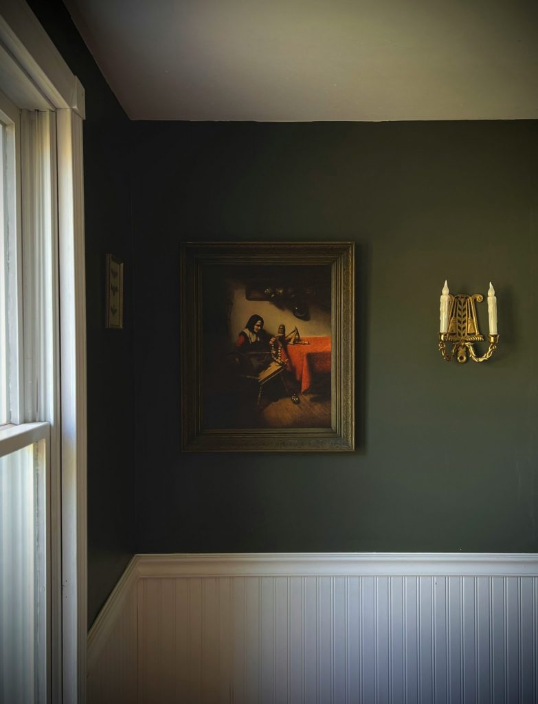 Salon à la décoration automne-hiver 2025 avec mobilier en bois brut, teintes neutres et ambiance chaleureuse.