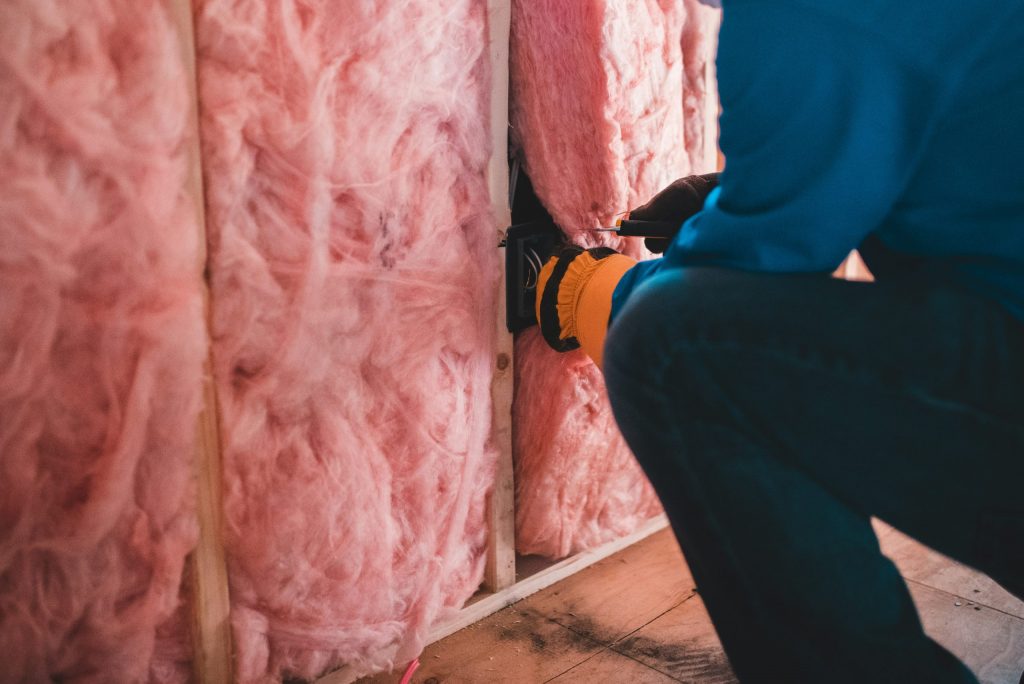 Travaux de rénovation énergétique utilisant la laine de verre comme isolant thermique.
