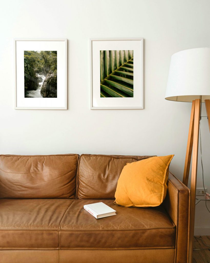 chetoi avis clients, avec rénovation appartement et maison toulouse, photo salon canapé en cuir avec cadre au mur, épuré et ambiance cosy.