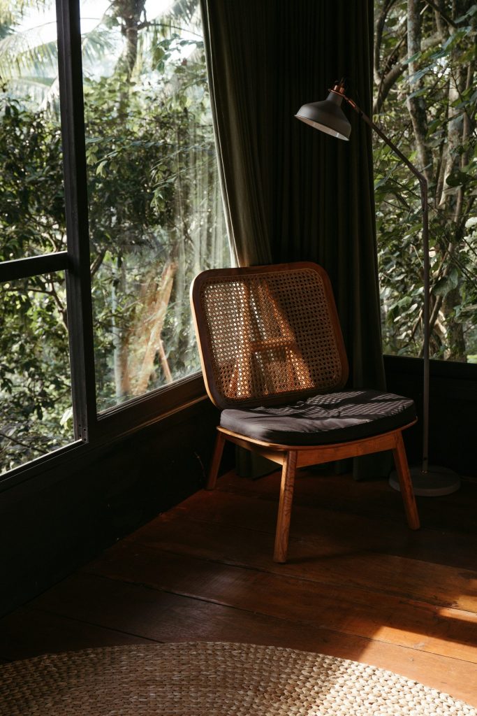 Chétoi rénovation toulouse salon cosy avec fauteuil en osier, avec lampe dans le coin.